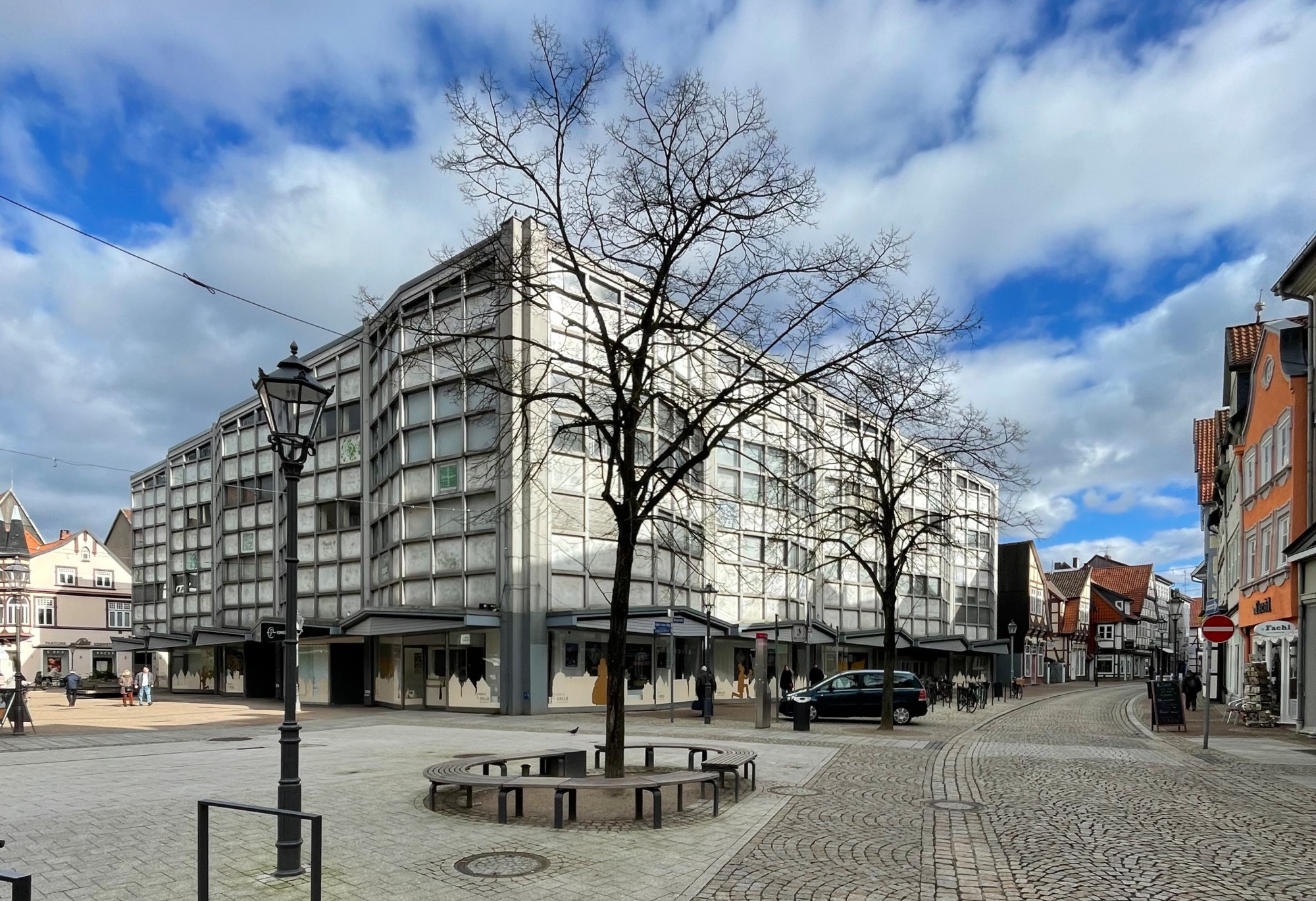 Bild zeigt das leerstehende Karstadt-Kaufhaus in Celle am Robert-Mayer-Platz